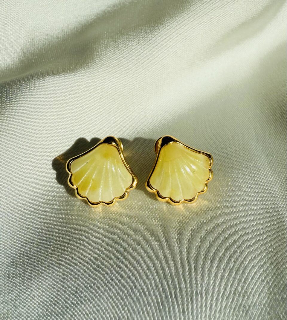 Złote kolczyki sztyfty muszle seashells